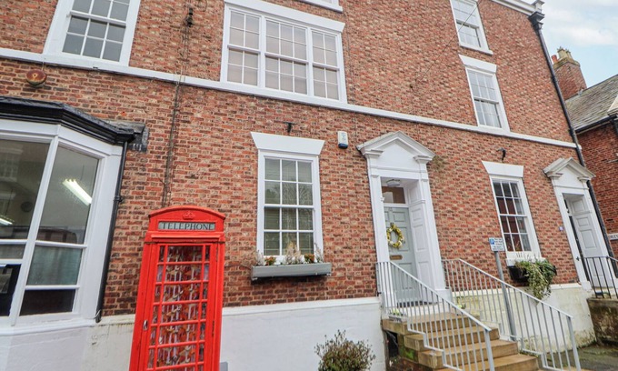 Tarporley Cottage | 83 HIGH STREET, family friendly, with a garden in Tarporley