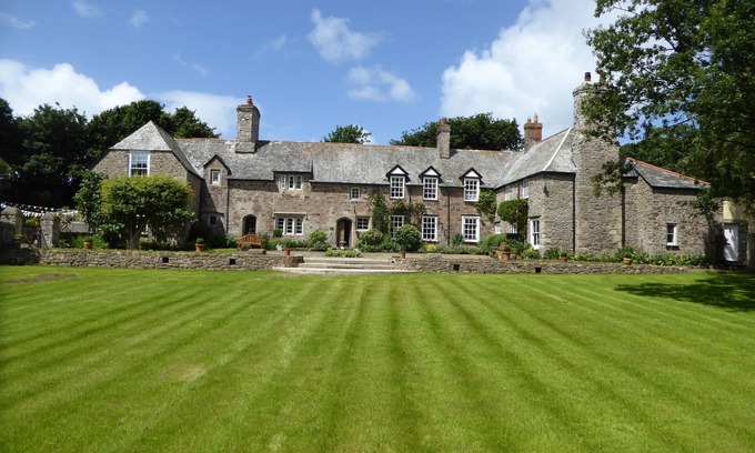 Bude House | 850 year old Manor House a stones throw from beach & town