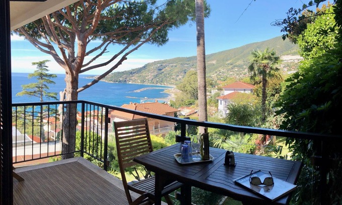 Ospedaletti Apartment | 85sqm holiday flat, in a park , close to the sea
