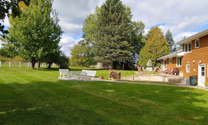 Upper Peninsula Michigan House | 86" TV, Sauna, Firepit, Gym, Ping Pong, Pool, Foosball, Plenty of Parking, 6 TVs