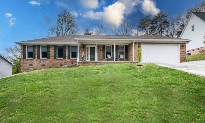 Ashley Oaks House | 865 Hideaway, Close to UTK, Market Square,; 3 BR/2.5 Bath 2 Car Garage, Deck