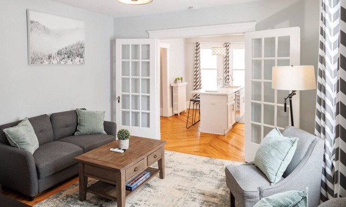 Queens Square House | 86A King Bed 2bd 3bt on Queen St. Downtown