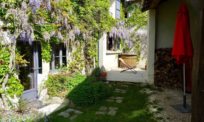Verdelot House | 88km from Paris, Charming Cosy House, Wifi +, garden, all comforts