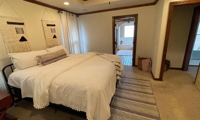 Amarillo House | 8beds, KING BED, fireplace, & whirlpool Sleeps 12