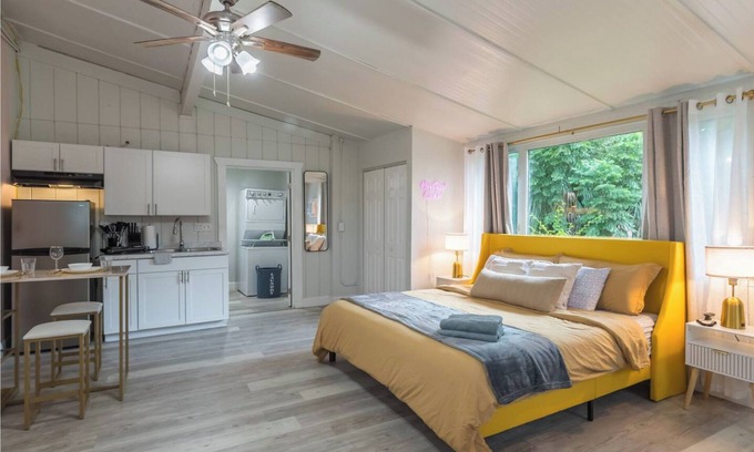 DeLand House | 8mi to blue springs + Firepit + perfect for 2!