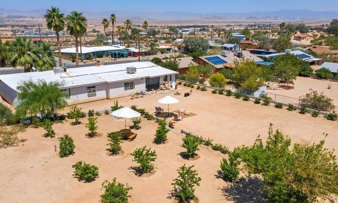 Twentynine Palms House | 8min To Joshua Tree National Park . Spa . Firepit . Star Gaze