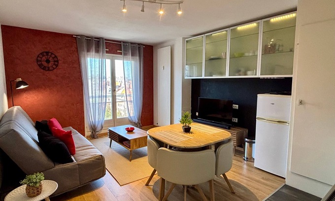 Esplanade Apartment | 8th floor apartment with 2 balconies