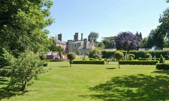 Stow Bardolph Cottage | 9 bedroom accommodation in Stow Bardolph, near King&rsquo;s Lynn