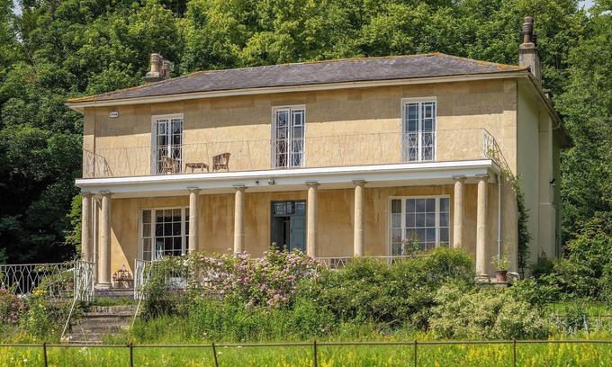 Shrewton Cottage | 9 bedroom accommodation in Shrewton, near Salisbury