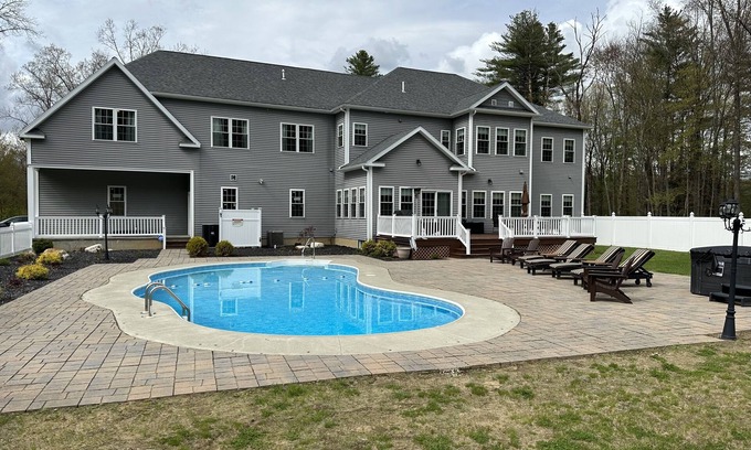 Saratoga Springs House | 9 Bedroom🏡Heated Pool🏊HotTub🛁Firepit🔥BBQ🍗Creek🐠->Ski⛷️Track🏇Town🌇SPAC🎶Lake🏖️Golf⛳️