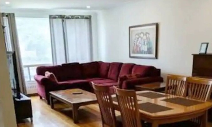 Cote-Saint-Luc Apartment | 9 bedrooms, 4 bathrooms, 2 kitchens, free parking