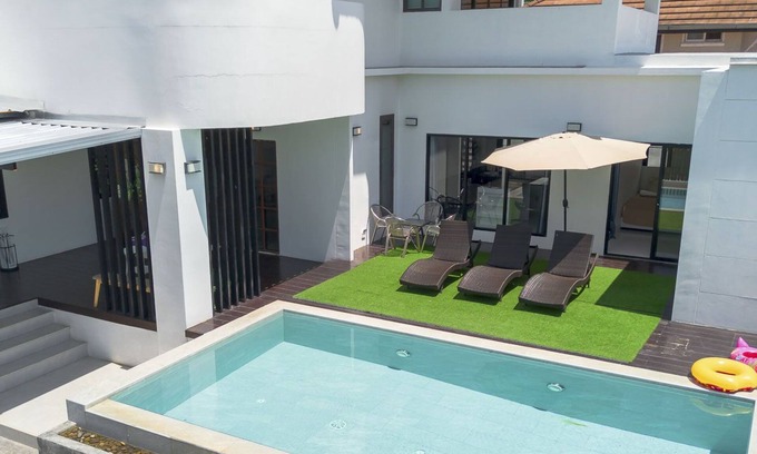 San Sai Villa | 9 BR Huge Pool Villa near Central Festival. 15 Min to Old city and Nimman