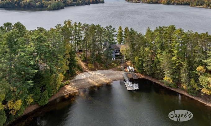 Algonquin Highlands Cottage | 9 brdm, 5 bath cottage + Guesthouse in Lake of Bays! Sleeps 24 people!