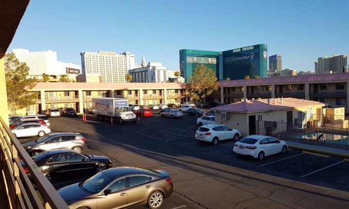 Las Vegas Cabin | $9 for tonight CES at Travelodge, FREE breakfast and FREE wifi-3 nts minimum