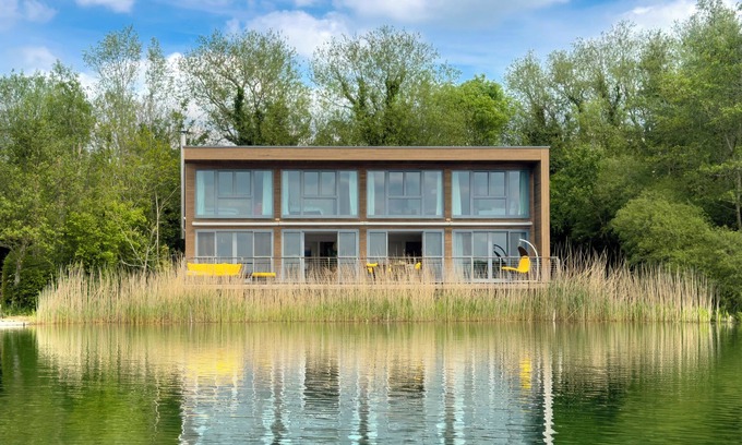 Lechlade House | 9 Huntsman's Causeway, Lakes by Yoo