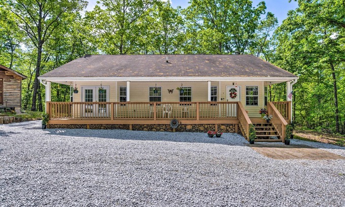 Tamassee House | 9 Mi to Devils Fork State Park: Getaway w/Porch!