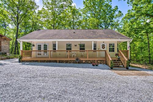 Tamassee House | 9 Mi to Devils Fork State Park Getaway with Porch!