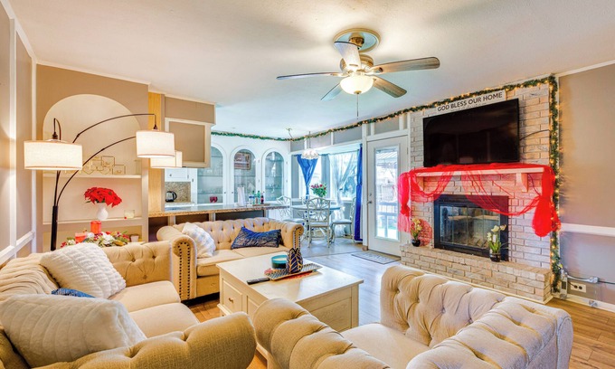 South Side House | 9 Mi to Dtwn: Spacious Retreat in Corpus Christi!