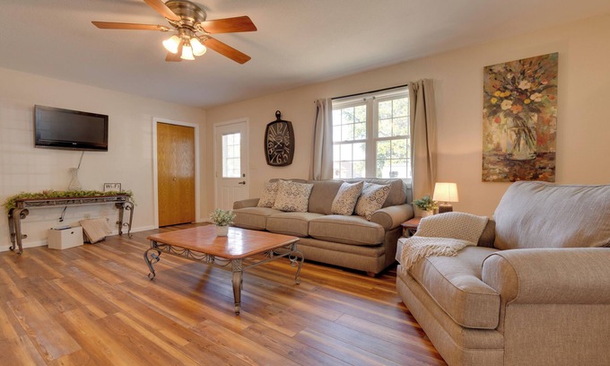 Montrose House | 9 Mi to Effingham: Pet-Friendly Rural Escape