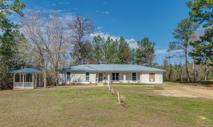 Newhebron Apartment | 9 Mi to Water Park: Silver Creek Gem w/Fireplace!