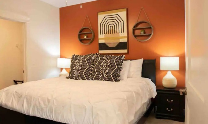 Indianapolis Apartment | 9 Miles to Downtown | 1000Mbps | King bed | W/D