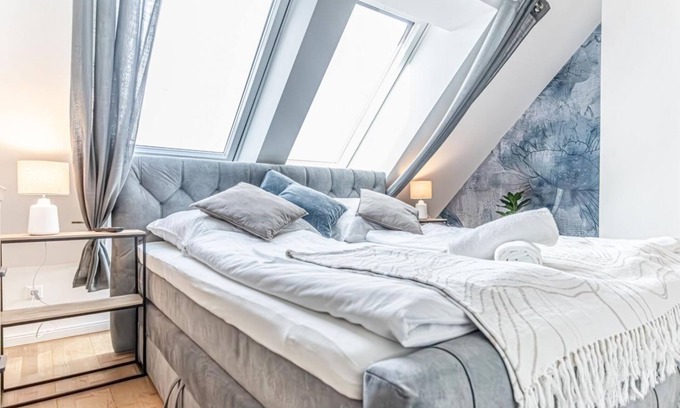Favoriten Apartment | 9 min to Center - Luxury Airconditioned w/Balcony