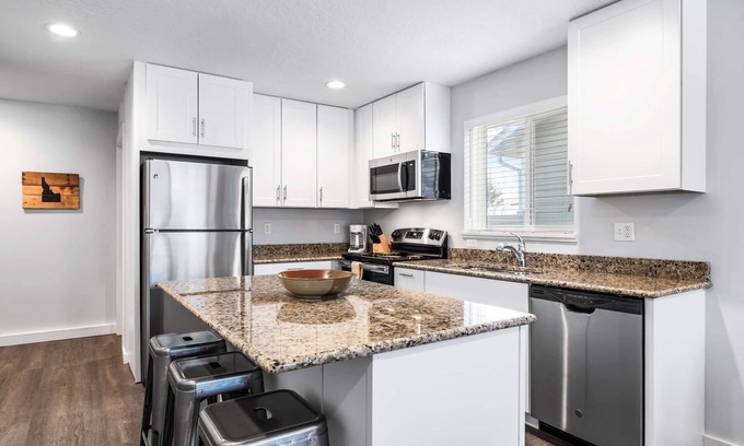 Sunset House | 9 min to Downtown Boise! Walk to Sunset Park and Hiking Trails!