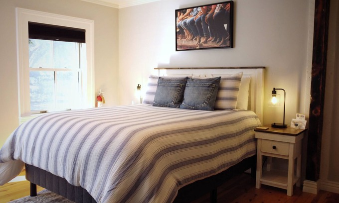Snowflake Hotel | #9 Newly Renovated Room in Historic Inn, Denim Den