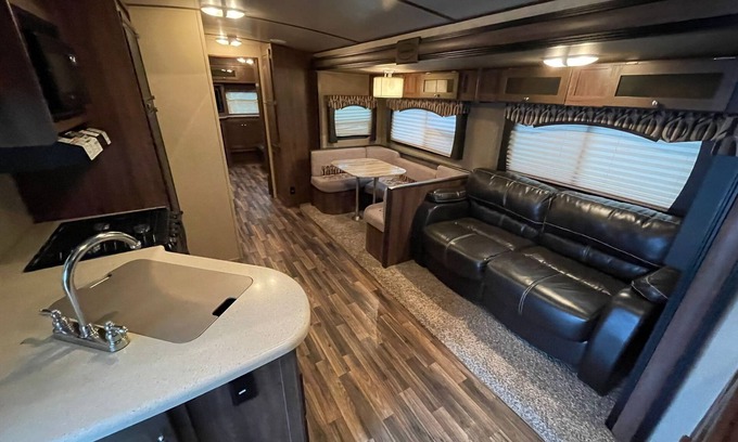 Keswick House | 9 Person luxury RV On Lake Simcoe Sleeps 9