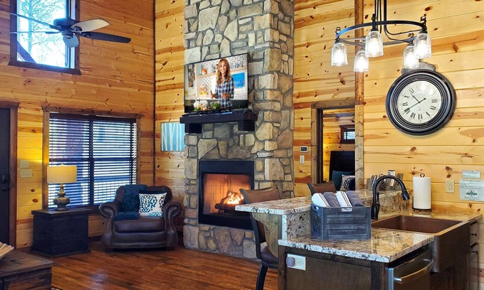 Broken Bow Cabin | 9 Pines🌲 - Romantic Couples Mountain Retreat w/Hot Tub & Outdoor Games 🔥 💕