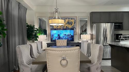 Vaughan House | 9 Queen Beds, 18 Guests-Kleinburg Luxe Crown Town Residence
