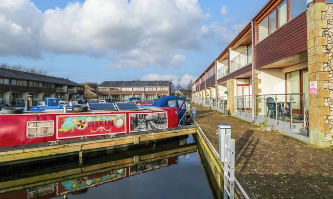 Tewitfield Cottage | 9 SWAN HOUSE, family friendly, with a garden in Tewitfield Marina