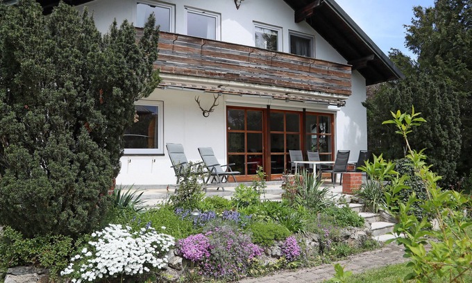 Munchen District Apartment | 90 m² (970 sf) holiday flat top location for Upper Bavaria and Munich Southn