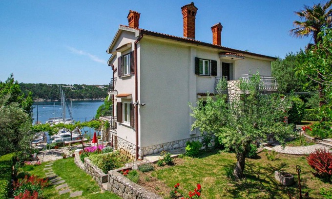 Municipality of Omisalj Apartment | 90 m² Apartment ∙ 3 bedrooms ∙ 5 guests