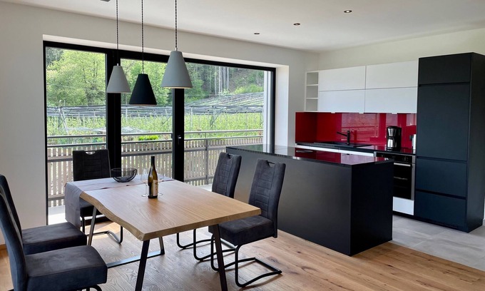 Lana Apartment | 90 m² new vacation apartment with mountain view, sunny balcony and WLAN.