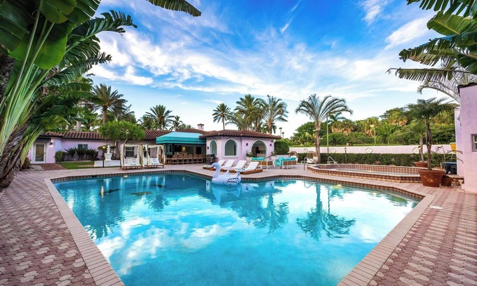 Tamarac Villa | 9000ft Mega Retreat, Jacuzzi Basketball & tennis court +Lake 11 BR 7.5 Bathroomn