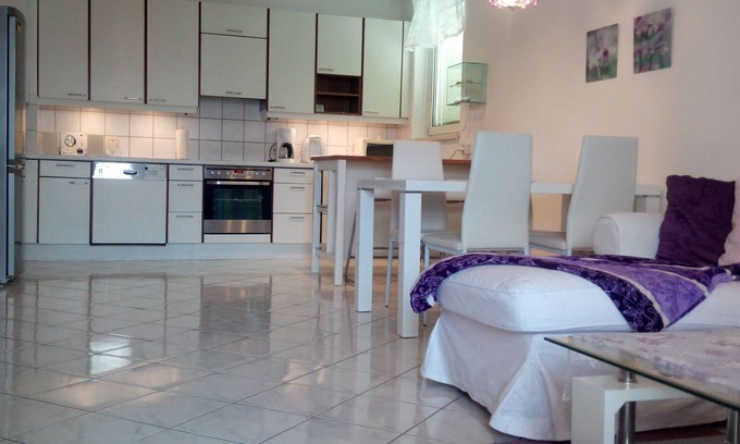 Wiener Neudorf Apartment | 90m2, TOP LOCATION, CLOSE TO VIENNA, QUIET, CLEAN, SECURE, CHEAP, SCS, WiFi