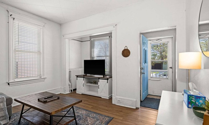 Superior Apartment | 917 · Cumming Avenue Rentals #917