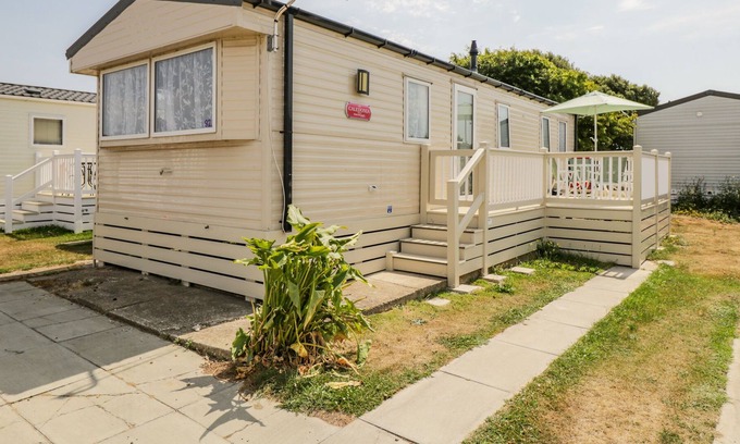 Netley House | 92 SOLENT BREEZES, pet friendly, character holiday cottage in Warsash