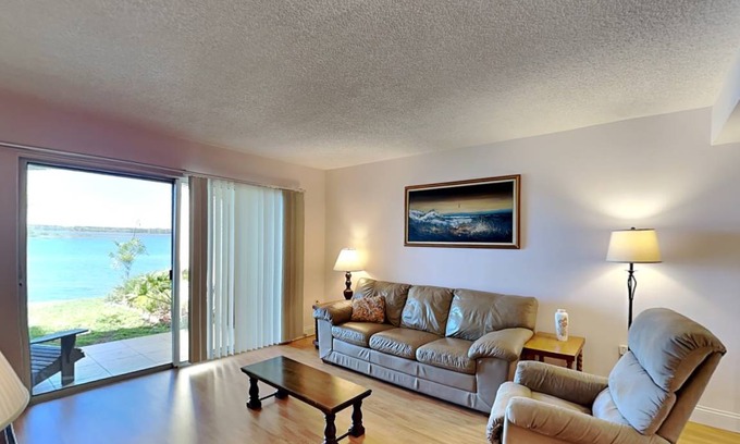 Crescent Beach Condo | 93 m² Condo ∙ 2 bedrooms ∙ 4 guests