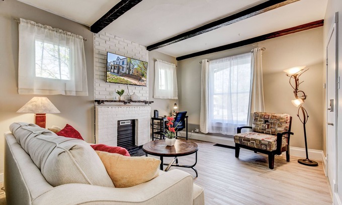 Capitol Hill Apartment | 94 walk score - Capitol Hill Denver - New King Bed - 450Mbps Wifi