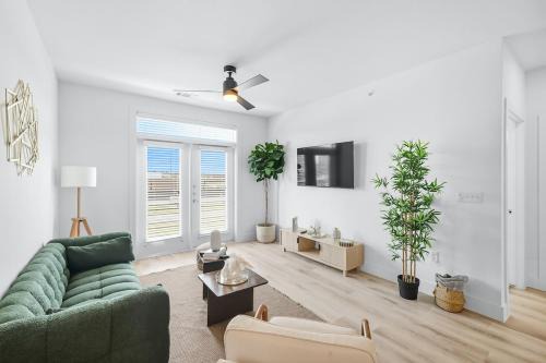 Fort Worth Apartment | 99 Modern 2B2B Near Stockyards, Resort Pool & Gym, 7M to Dickies Stadium, 15M to AT&T stadium