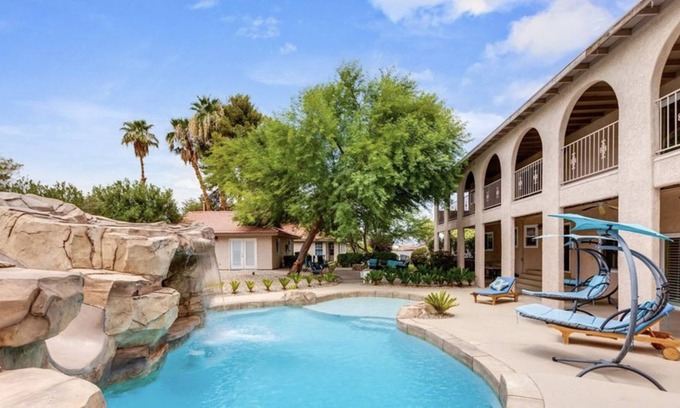 Paradise Villa | 9BD/9BA MEGA VILLA W/ 2 CASITAS: Waterslide Grotto Pool Spa Gym! ⭐️⭐️⭐️⭐️⭐️