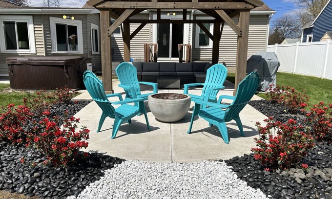 Grand Rapids House | 9mins to Downtown GR | Hot Tub | Fire Pit | Pet Friendly | Foos Ball | Ping Pong