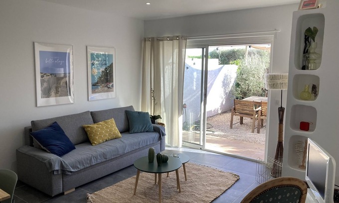 Carqueiranne Apartment | A 5-minute walk from the port! Apartment with garden