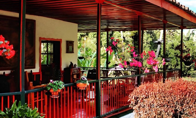 Montenegro Cottage | A 5 Minutos del Parque del Café. Casa Tradicional con los mas Bellos Jardines