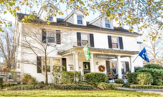 Lexington Bed & Breakfast | A B&B at Llewellyn Lodge