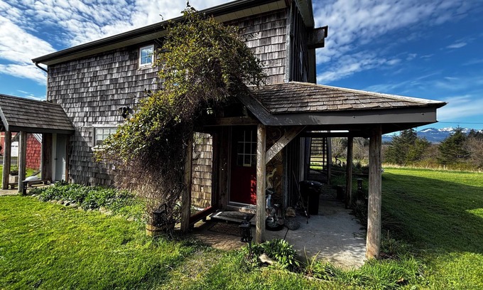 Courtenay House | A Barndominium Retreat on the Edge of Nature