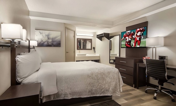 Erie Hotel | A bang for your buck! A short walk from Erie Art Museum! Pets Allowed, Parking!