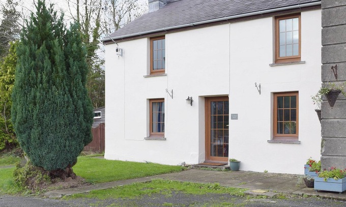 St Dogmaels Cottage | A beamed, character cottage situated just 100 yards from the River Teifi.